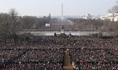 ET �R SIDEN: N�rmere 1,5 millioner mennesker m�tte fram i gatene av Washington DC for � hylle Obama p� innsettelsesdagen 20. januar i fjor. Foto: AP Photo/Scott Andrews/SCANPIX