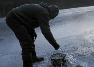 INGEN SP�K: � hente vann p� steinaldervis tar sin tid. Foto: Dag Kjelsaas