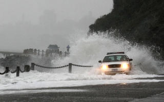 FLOM-FARE: Det er forventet vindhastigheter oppe i rundt 130 kilometer i timen og over 12 centimeter regnfall i natt. Foto: Justin Sullivan/Getty Images/AFP/Scanpix