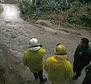 JORDSKRED-FARE: Politi og brannvesen i Los Angeles frykter at brannene som rammet California tidligere i sommer, sammen med gjennomv�t jord, kan for�rsake jordskred. Foto: Reed Saxon/AP/Scanpix
