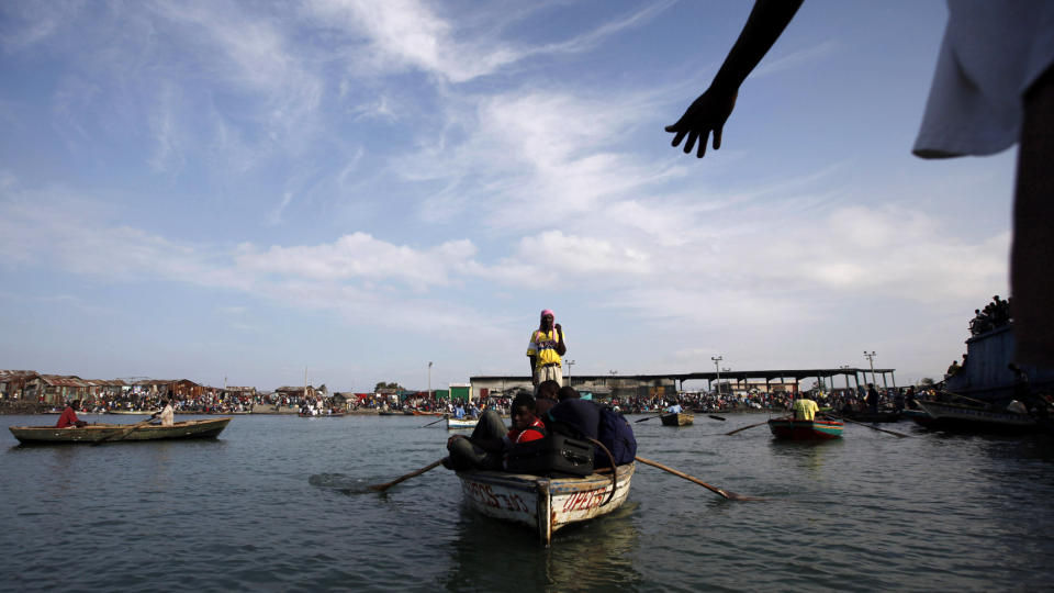 GJEN�PNER: Havna i Port-au-Prince �pner snart for skipsfart igjen, og dermed kan n�dhjelp og viktige forsyninger fraktes sj�veien til Haiti. Allerede onsdag losset et fransk fart�y hjelpeforsyninger. Foto: REUTERS / Eliana Aponte / SCANPIX