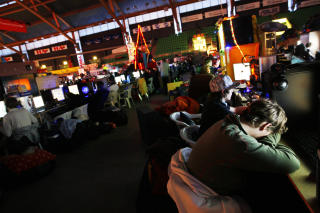 DATAFEST: I Norge samles over 5 000 datafrelste seg hvert �r for � spille dataspill. Arrangementet er et av verdens st�rste. Det st�rste skal angivelig skje �rlig i Sverige, p� Dreamhack.
Foto: H�kon Mosvold Larsen / SCANPIX .