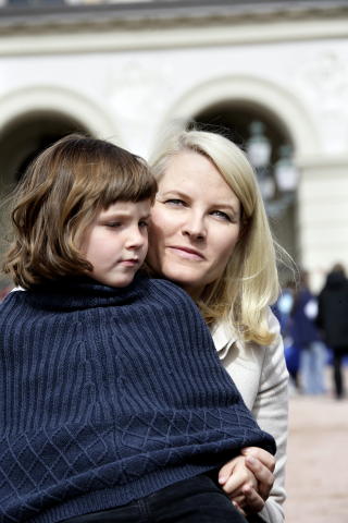 MED MAMMA PÅ SLOTTET: Her er Prinsesse Ingrid Alexandra fem år gammel.
Foto: Mette Randem MED MAMMA PÅ SLOTTET: Her er Prinsesse Ingrid Alexandra fem år gammel.
Foto: Mette Randem