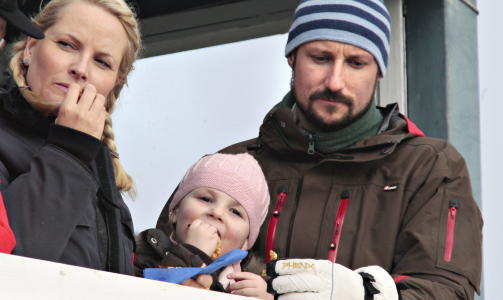 SAMMEN MED MAMMA OG PAPPA: Kronprinsesse Mette-Marit og kronprins Haakon spiser vaffel med prinsesse Ingrid Alexandra i Holmenkollen for to år siden.
Foto:ARNT E. FOLVIK SAMMEN MED MAMMA OG PAPPA: Kronprinsesse Mette-Marit og kronprins Haakon spiser vaffel med prinsesse Ingrid Alexandra i Holmenkollen for to år siden.
Foto:ARNT E. FOLVIK