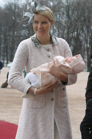 DÅPEN: Prinsesse Ingrid Alexandra ankommer Slottskapellet sammen med kronprinsesse Mette-Marit. Foto: Marius Gulliksrud DÅPEN: Prinsesse Ingrid Alexandra ankommer Slottskapellet sammen med kronprinsesse Mette-Marit. Foto: Marius Gulliksrud