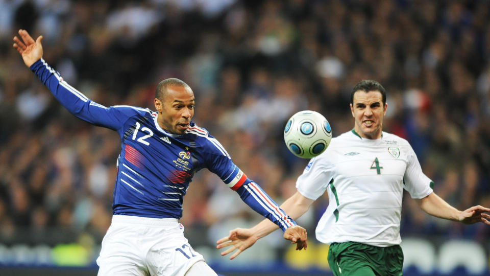 SKADD P� LANDSLAGSOPPHOLD: John O'Shea (t.h) har ikke spilt forbal siden Irlands playoffkamp mot Frankrike 18. november. Foto: AFP/LIONEL BONAVENTURE
