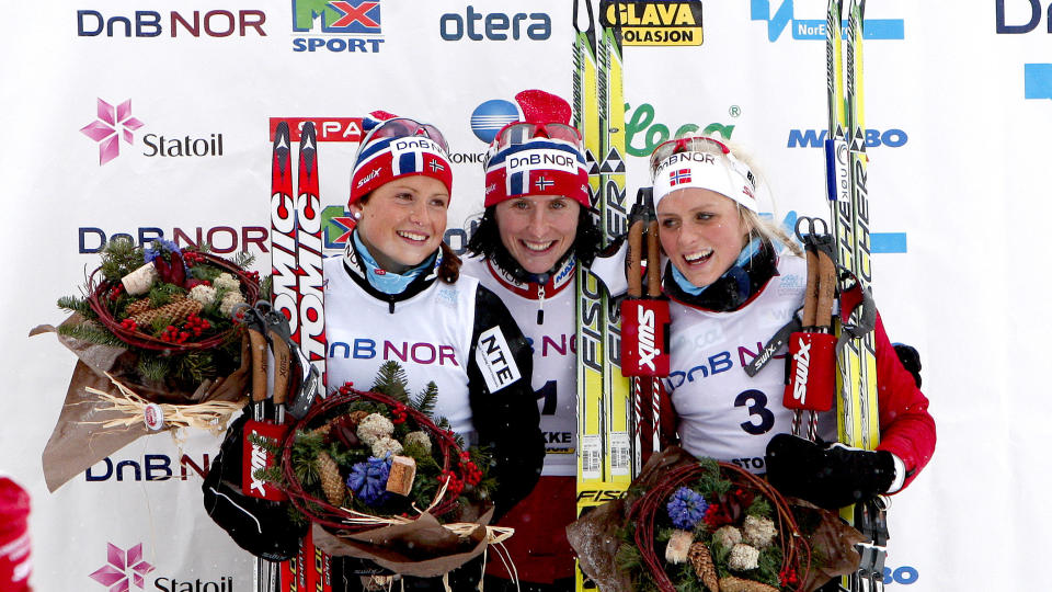 TILBAKE P� PALLEN: Therese Johaug har slitt voldsomt denne sesongen, men fikk en etterlengtet opptur p� dagens 10 kilometer i NM. Marthe Kristoffersen tok s�lvet og Marit Bj�rgen gullet. - Herlig � st� p� pallen, det gir mye selvtillit og betyr utrolig mye for meg, sier Johaug til Dagbladet. 
Foto: Gorm Kallestad / Scanpix