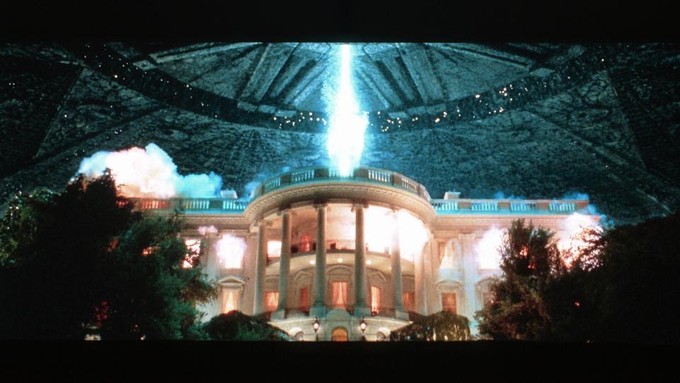 INDEPENDENCE DAY: Ogs� nyere filmer som �Independence Day� tar seg god tid til � vise alminnelige mennesker som blir utradert av en uf�lende ytre makt. Budskapet er enkelt: Det kunne v�rt deg.