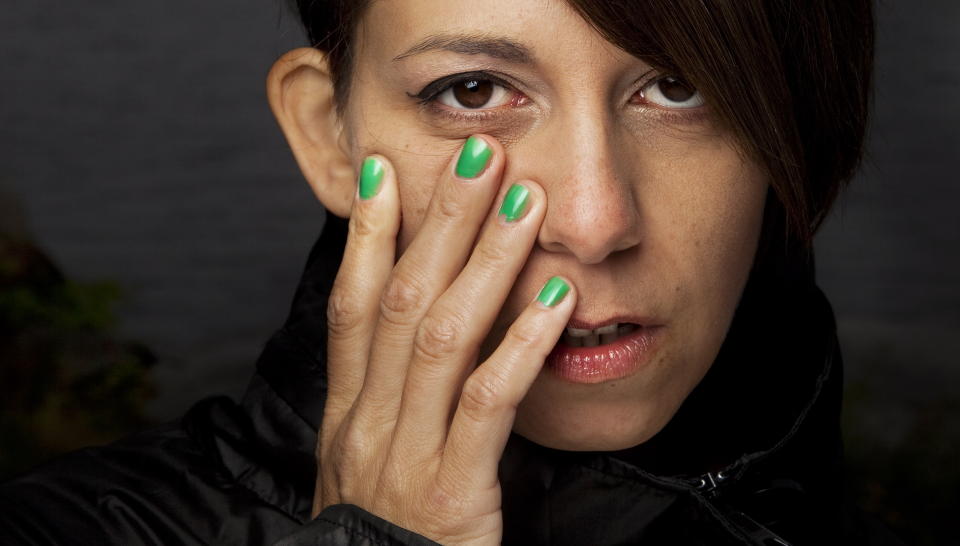 BEST P� EGENH�ND? Simone Larsen (38) svinger seg opp som norsk pops nye superr�dgiver, men f�r det ikke til p� D'Sounds nye album. Foto : Sigurd Fandango