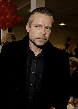 FOTMASSASJE: I bind to gir Stig S�terbakken fotmassasje til Karl Ove Knausg�rd.