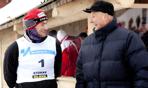 NORGESMESTER: Petter Northug vant 15 km fri teknikk menn under NM p� ski i Stokke torsdag. Her hilser han p� Kong Harald p� NM-arenaen torsdag.
Foto: Gorm Kallestad / Scanpix