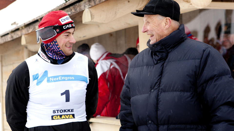 PAR I KONGER: Skikong Petter og kong Harald slo av en prat etter 15-kilometeren under NM i g�r. Foto: Gorm Kallestad, Scanpix