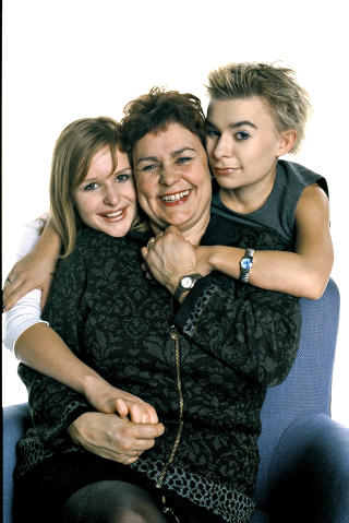 Teaterfamilie: Med en far som er scenograf, en mor som er skuespiller
og teatersjef, er det neppe noen overraskelse av både Kjersti og lillesøsteren
Emilie også skulle velge teateret.
Foto:Mette Møller Teaterfamilie: Med en far som er scenograf, en mor som er skuespiller
og teatersjef, er det neppe noen overraskelse av både Kjersti og lillesøsteren
Emilie også skulle velge teateret.
Foto:Mette Møller