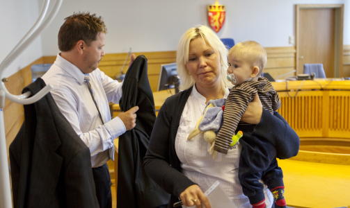  LANGE RUNDER:  Majlos eier Monia Johannson, s�nnen Kasper og advokat Sigvart Bilstad i Trondheim tingrett. FOTO: OLE MORTEN MELG�RD.
