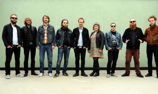 TILBAKE: Jaga Jazzist best�r av �ystein Moen, Stian Westerhus, Even Ormestad, Mathias Eick, Martin, Lars og Line Horntveth, Andreas Mj�s og Erik Johannessen. Foto: Roben Ottersen/Universal