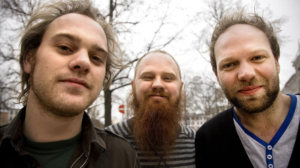 FEM �R SIDEN SIST: Jaga Jazzist n�dde et metningspunkt, men n� er hele gjengen samlet igjen. her ser vi fra venstre Lars og Martin Horntvedt og Mathias Eick. Foto: Anders Gr�nneberg