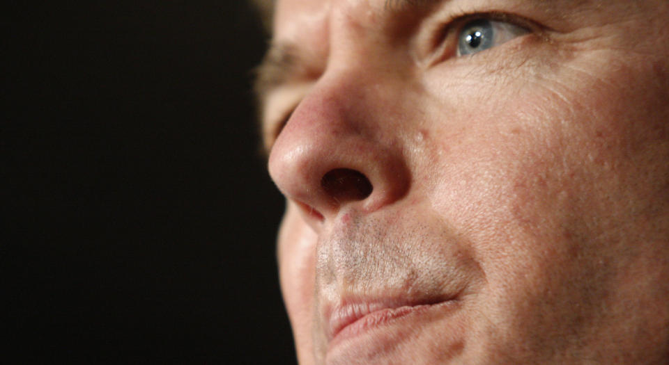 KORTENE P� BORDET: Tidligere presidentkandidat og senator John Edwards har i dag innr�mmet at han fikk barn med elskerinnen Rielle Hunter. Foto: REUTERS/Chris Keane/SCANPIX