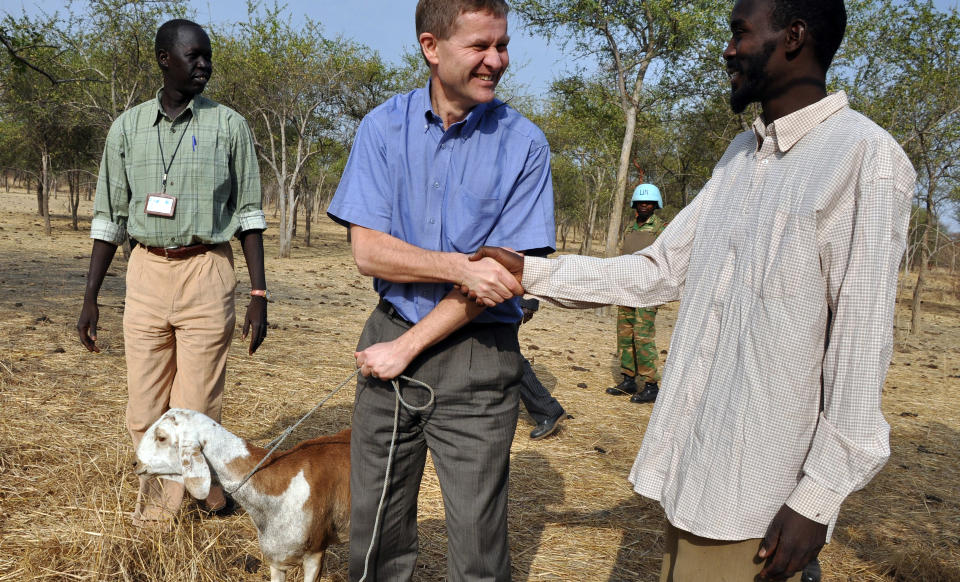 GEITGAVE: 
Utviklingsminister Erik Solheim f�r overrakt en geit som gave av lederen for en gruppe misseriya-nomader i Abyei, Athaima Dudi Jabeir. 
Foto: Bibiana Piene / SCANPIX