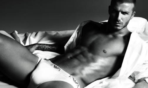 - BOMULL? Programlederen sier hun ville sjekke om Beckham er like velutstyrt som Armani-reklamene kunne antyde. Foto: GIORGIO ARMANI
