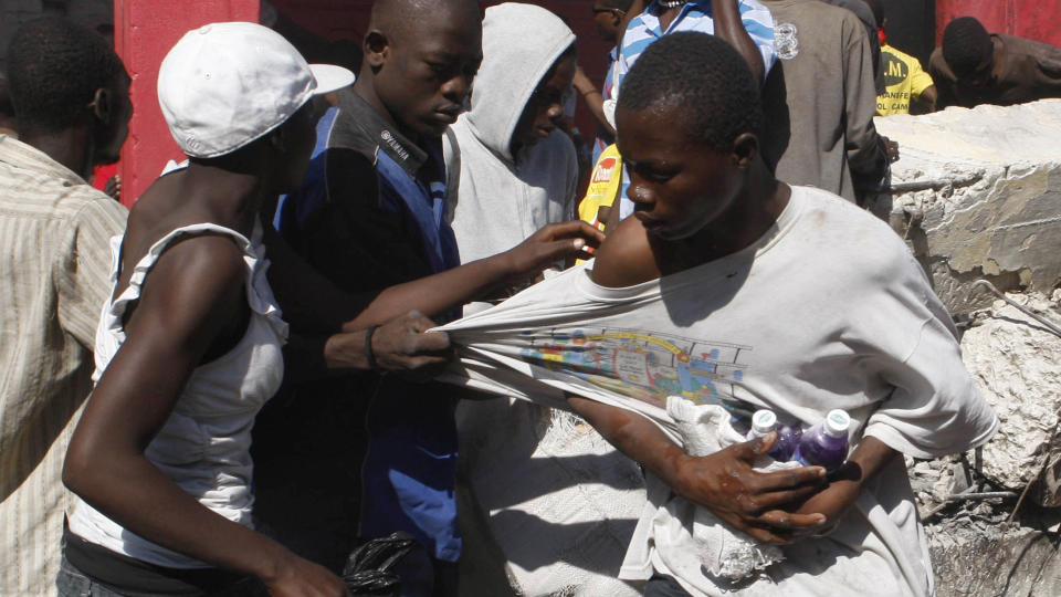 STJELER: Haitiere plyndrer et sammenrast hus i Port-au-Prince. Flere barnehjem har de siste dagene blitt utsatt for angrep fra folk p� jakt etter mat og vann. Foto: Scanpix/Reuters