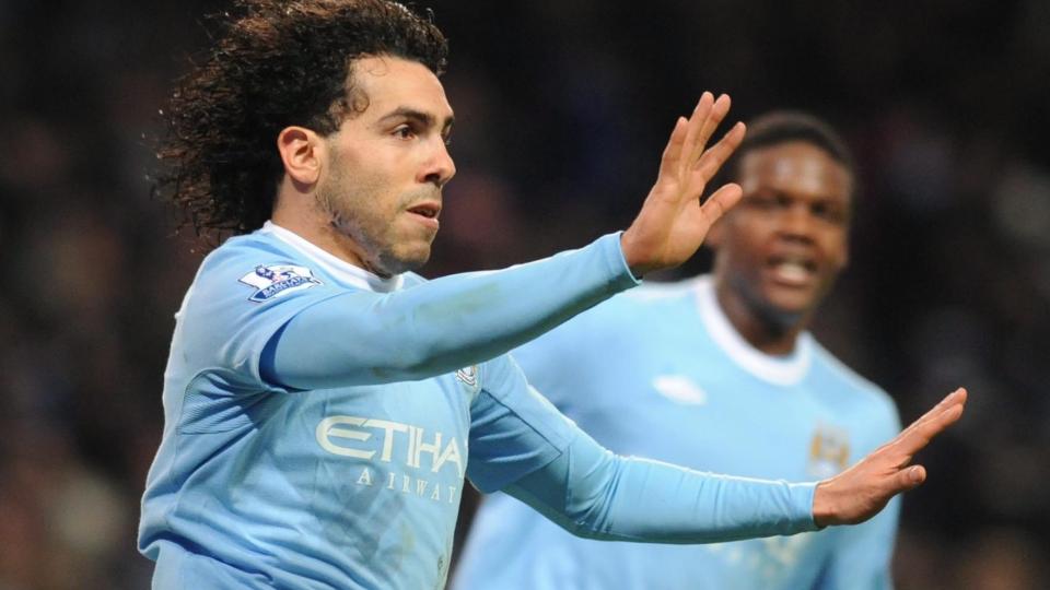 HARDE UTFALL: Carlos Tevez innr�mmer at Nevilles uttalelser f�r onsdagens kamp s�ret ham. N� kaller argentineren sin gamle lagkamerat for idiot. Foto: Nick Wilckinson / EPA.