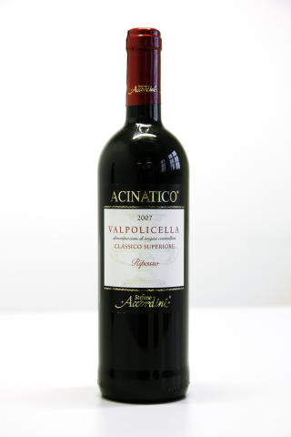  Valpolicella Classico Superiore Acinatico Ripasso 2007, til 180 kroner, f�r 89 poeng og en sekser p� terningen av Dagbladets anmeldere.  Foto: Steinar Buholm / Dagbladet.