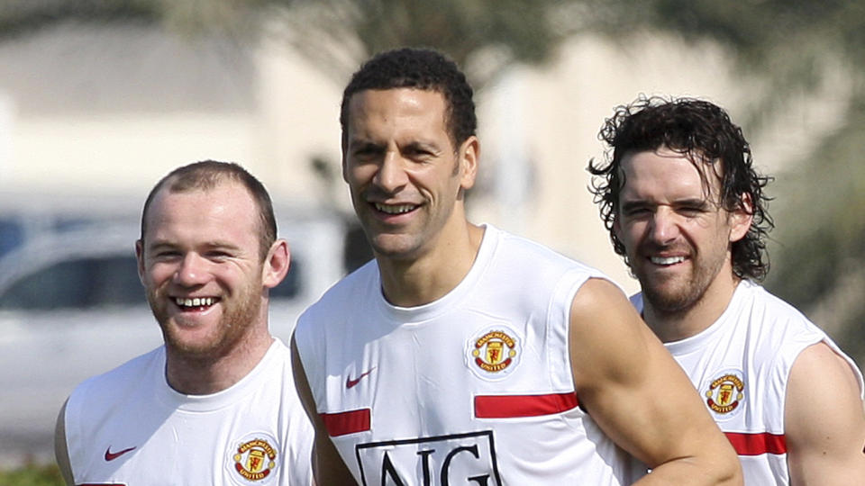 TILBAKE: Rio Ferdinand er tilbake i Manchester United-troppen mot Hull p� l�rdag. Her trener stopperen med Wayne Rooney og Owen Hargreaves. Foto: Fadi Al--Assaad / REUTERS.