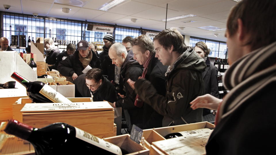 GODT UTVALG: Polet har lenge v�rt kjempegode p� vin - n� vil de bli like gode p� �l. Her er det stort publikumsbes�k p� Briskeby-polet i Oslo, en butikk med spesielt godt vinutvalg.
Foto: Hans Arne Vedlog/Dagbladet