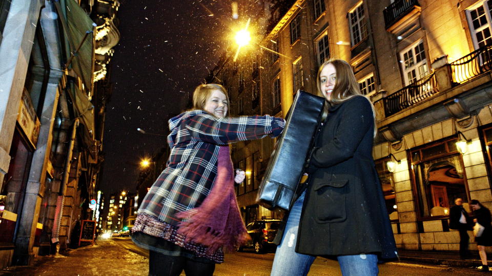 TAR KAMPEN OPP: SU-leder Mali Steiro Tronsmoen (t.h) og SVs yngste stortingsrepresentant Gina Barstad inviterer Frps Mette Hanekamhaug p� selvforsvarskurs. Foto: Nina Hansen