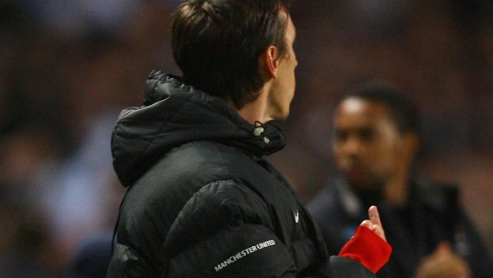 IKKE BEVIS NOK? FA mener tv-bildene ikke viser fingeren til Neville, som p� dette stillbildet. Foto: Getty Images