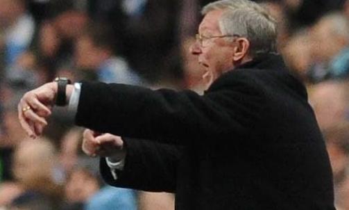BA OM MER OVERTID MOT CITY: Alex Ferguson mener det er vanlig for � spillere � krangle. Selv har han en tendens til � krangle om overtid. Foto: EPA/Nick Wilkinson