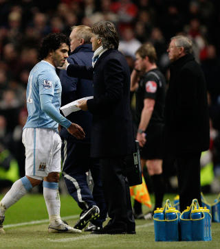 TEVEZ-SINNE: Carlos Tevez har i flere intervjuer sagt sin mening om Gary Neville. Her ble han byttet ut i 2-1-seieren mot United i den f�rste ligacupsemifinalen. Foto: AP/Jon Super