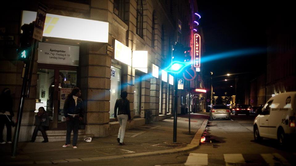 GATEPROSTITUSJON: Til tross for forbudet mot sexkj�p, er det fremdeles omkring 500 gateprostituerte i hovedstadens gater. Ytterligere 900 personer opererer fra leiligheter og hotell. Foto: DAGBLADET