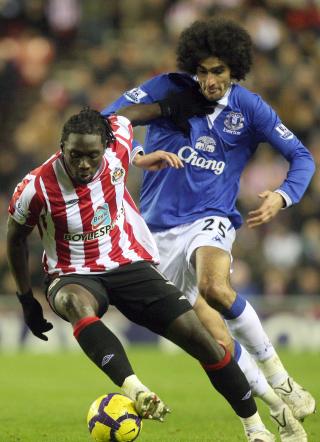 VERDSETTES H�YT: Sunderland-sjef Steve Bruce verdsetter Kenwyne Jones h�yt, og har problemer med � se logikken i � l�ne ham ut. Foto: Scott Heppell / AP.