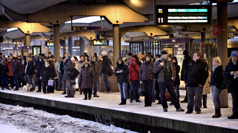  VENTER P� TOGET:  Standard situasjon p� �stlandets trafikknutepunkt Oslo Sentralstasjon. FOTO: TORBJ�RN GR�NNING.