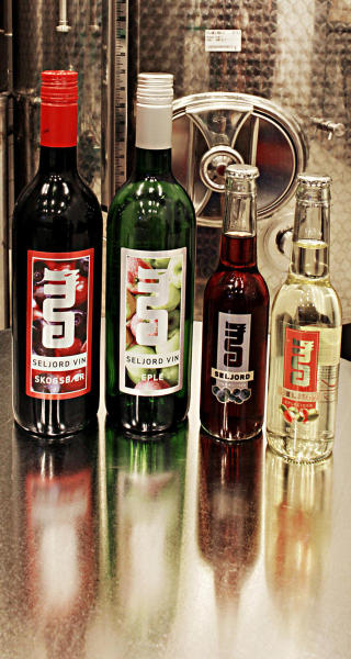 ETIKETTEN:  Seljord Vin har en stilisert sj�orm p� flaskene. Foto: Ole C. H. Thomassen