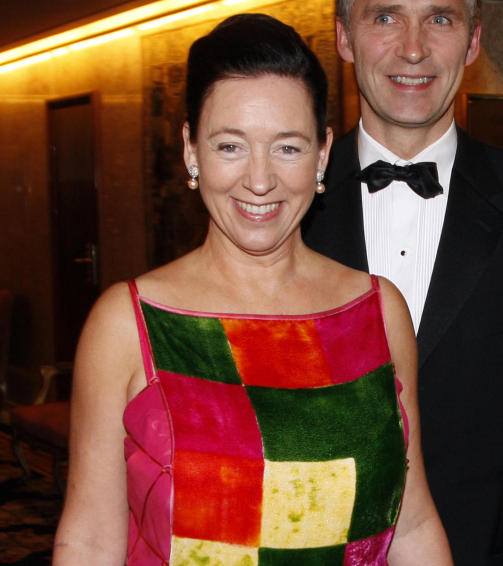 F�RSTE GANGS BRUK: Statsminister Jens Stoltenberg og hans kone Ingrid Schulerud ankommer Nobelkomiteens bankett p� Grand Hotel. Foto: Lise �serud / Scanpix POOL