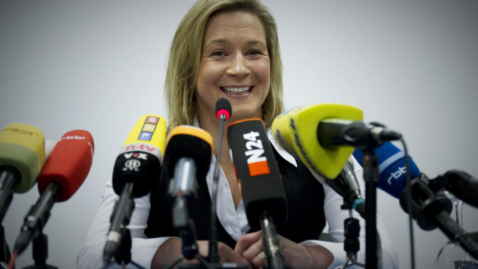 VENTER P� AVKLARING: Claudia Pechstein er p�meldt til OL p� tross av at tester viste varierende blodverdier. Foto: AFP/DDP/MICHAEL KAPPELER