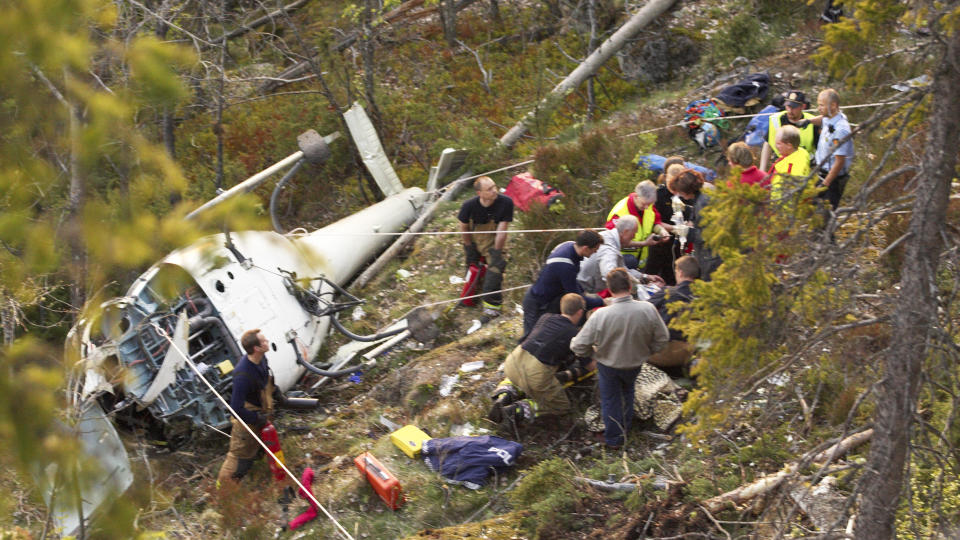 KUNNE BLITT UNNG�TT: Et helikopter styrtet onsdag 11. mai 2005 ved Lille Kols�stoppen i B�rum utenfor Oslo. Havarikommisjonen mener ulykken kunne blitt unng�tt dersom eventflyvninger hadde blitt regulert bedre. 
Foto: Gunnar Mjaugedal / SCANPIX