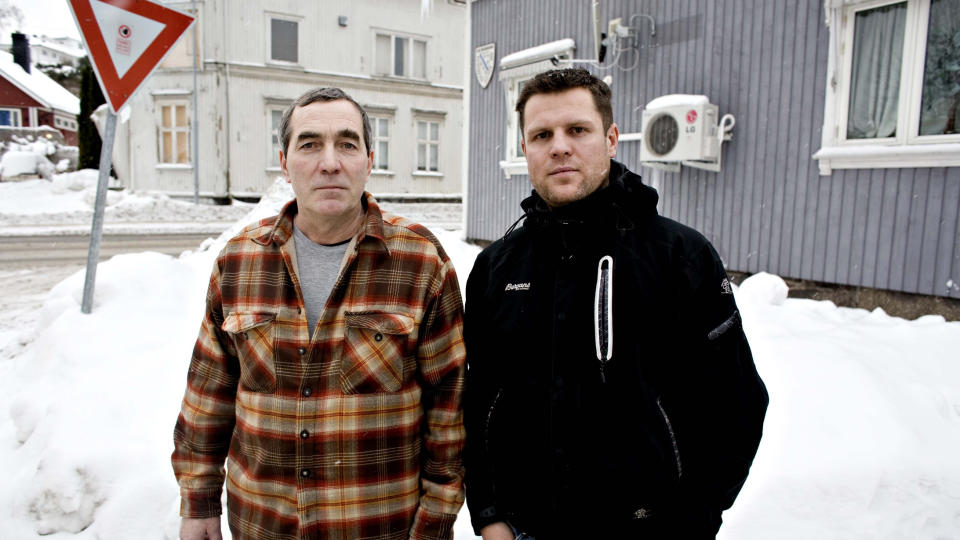 FANT KVINNEN: Edvin Avdic (t.h.) fant 87-�ringen drept. Semir Zejnilagic til venstre sitter i styret til Bosnisk velferdsforening i Horten. Foto: Sveinung Uddu Ystad