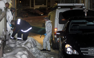 KRIPOS P� PLASS: Politiet i Vestfold har bedt om assistanse fra Kripos. I kveld ble b�ren med offeret fraktet vekk fra boligen. Foto: Dag G. Nordsveen