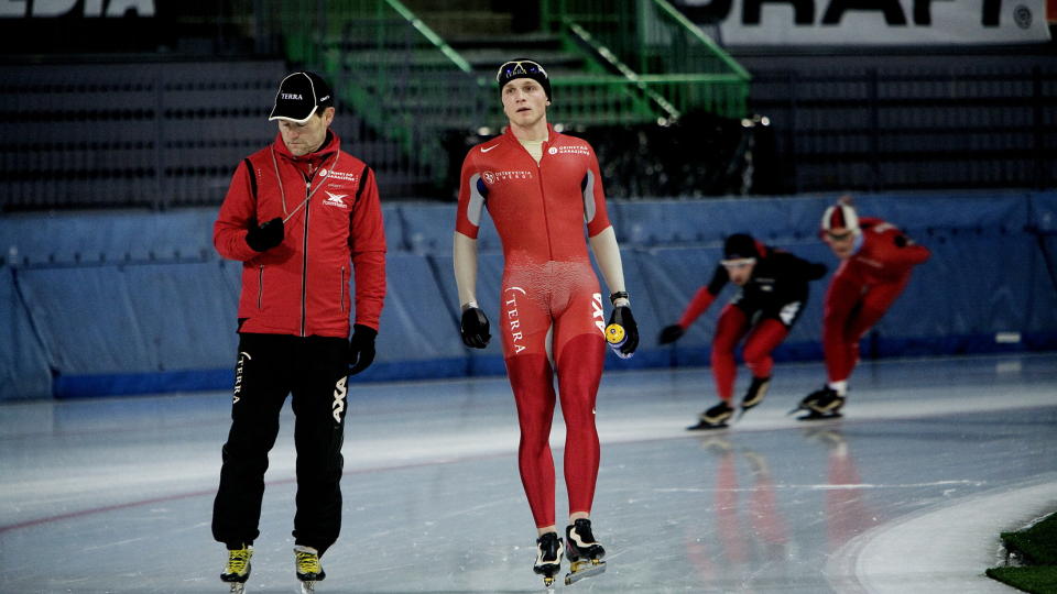 BESTEMMER SEG I HELGA: H�vard B�kko tar en avgj�relse i l�pet av helga om hvorvidt han fortsetter som en del av sk�ytelandslaget under hovedtrener Jarle Pedersen (t.v.) - p� tross av det anstrengte forholdet til assistenttrener Johann Olav Koss. Foto: Torbj�rn G�nning, Dagbladet