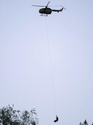 �N OMKOM, EN ANNEN BLE ALVORLIG SKADD: Her blir en av de skadde fraktet bort med helikopter. Foto: Jarl Fr. Erichsen / SCANPIX