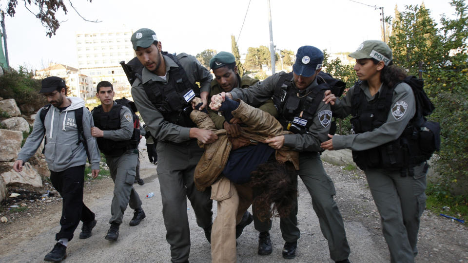 BLIR ARRESTERT: Demonstranter blir arrestert av politiet under en demonstrasjon mot j�rdisk bosetting i Sheikh Jarrah-nabolaget i det arabiske �st-Jerusalem. Foto: REUTERS/Gil Cohen Magen/Scanpix