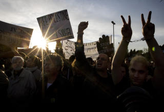 DEMONSTRERTE:- Det er ingenting hellig ved en okkupert by, ropte demonstrantene p� hebraisk, if�lge AFP, mens de holdt opp skilt som sammenlignet Israelsk okkupasjon med apartheid i S�r-Afrika. Foto: AP/Sebastian Scheiner/Scanpix