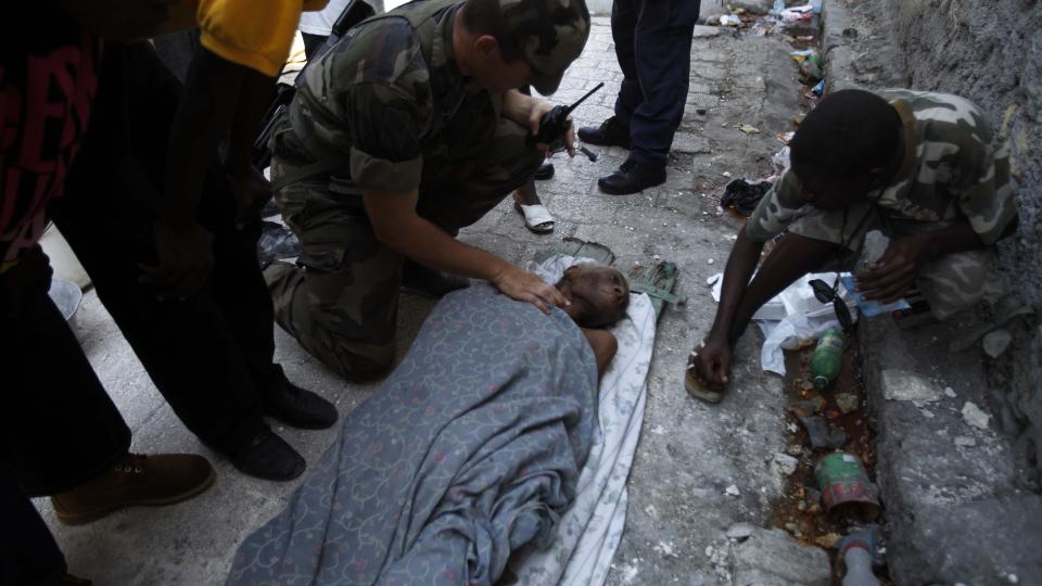  FUNNET:  Marie Carida Roman (84) var sterkt medtatt etter ti d�gn under ruinene av familiens hus. FOTO: AP/SCANPIX.