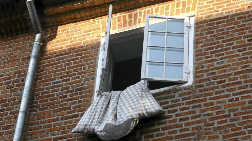 MEN IKKE N�R DU SOVER: Bor du i et nyere hus, er det mest sannsynlig ingen grunn til � sove med �pent vindu. God utlufting av rommet, og senget�yet, er likevel smart for � f� bukt med midd, fukt og mugg. Illustrasjonsfoto: Colourbox.no