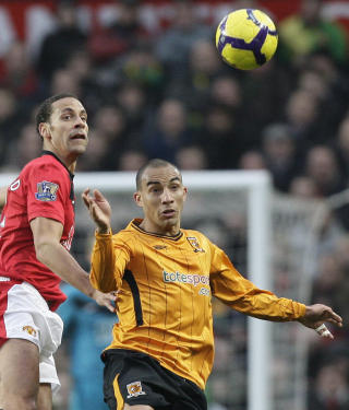 FIKK FIRE KAMPER: Rio Ferdinand brukte armen mot Craig Fagan og godtar n� straffen fra FA, som f�rst var p� tre kampers karantene. Foto: AP/Jon Super