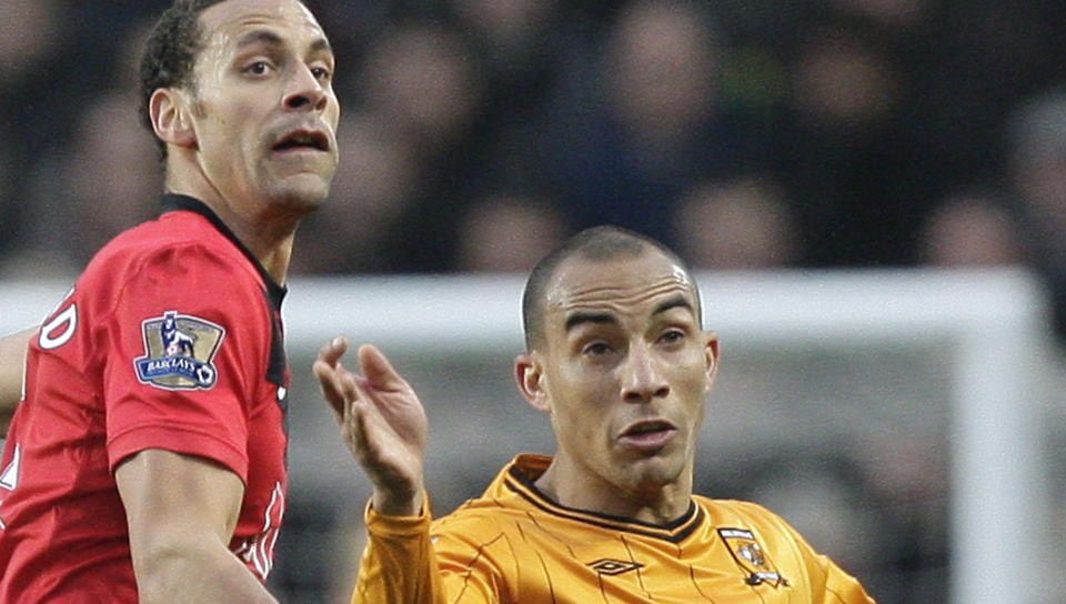 RISIKERER �KT STRAFF: Rio Ferdinand fikk f�rst tre, s� fire kampers karantene for slaget mot Craig Fagan. N� risikerer han fem. Foto: AP/Jon Super