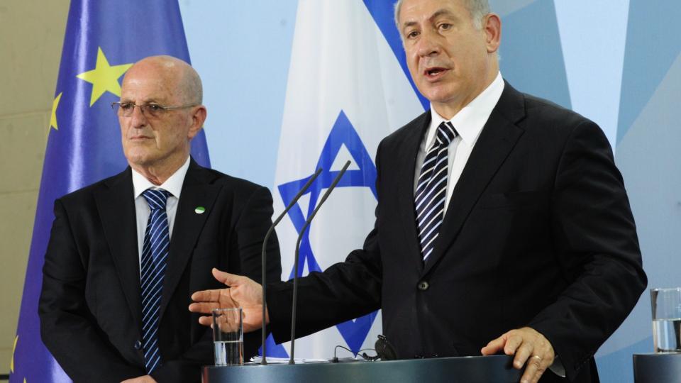  NY KRIG:  Yossi Peled (t.v), minister i den israelske regjerningen, sammen med israels statsminister Benjamin Netanyahu (t.h). Foto: EPA/KLAUS-DIETMAR GABBERT